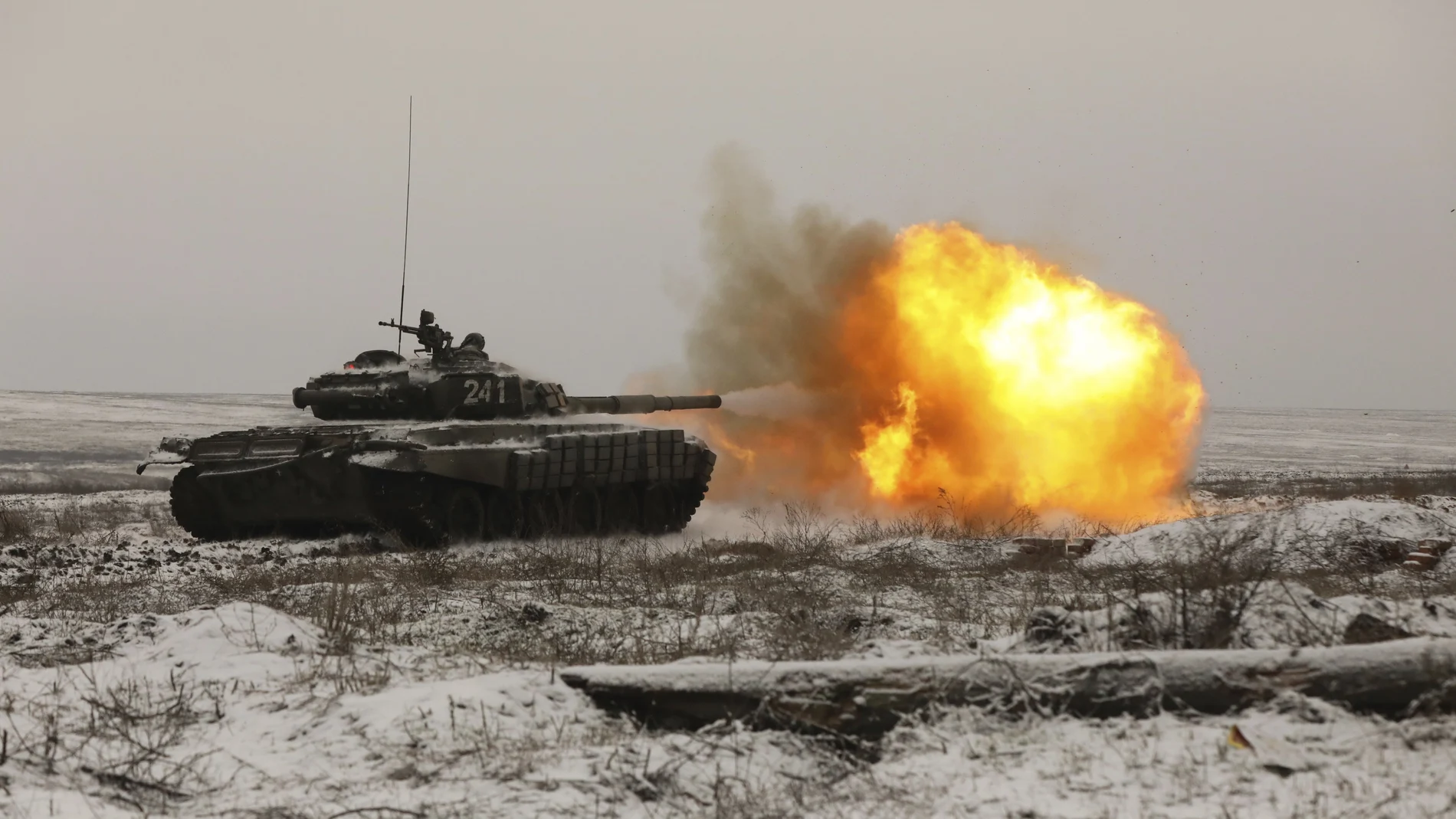 Un tanque ruso T-72B3 dispara mientras las tropas participan en ejercicios en el campo de tiro de Kadamovskiy, en la región de Rostov, al sur de Rusia