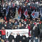 Participantes en una marcha por la solidaridad y contra las Participants of a demonstration for solidarity and against conspiracy ideololas teorías de la conspiración en Hamburgo.
