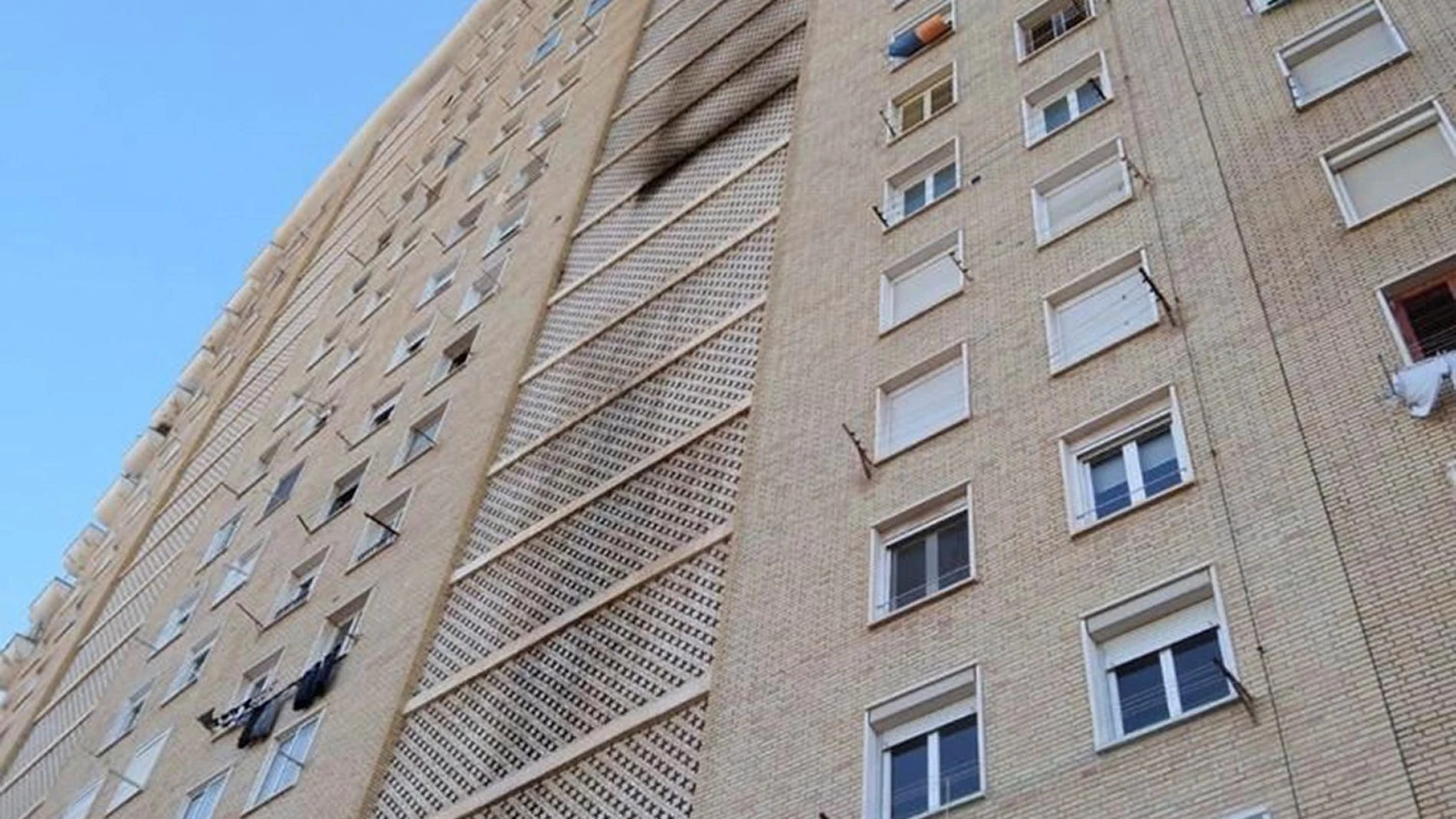 Vista del la fachada del edificio del barrio de l'Albufereta de Alicante, en el que una mujer de 80 años ha fallecido este sábado al incendiarse la vivienda en la que residía