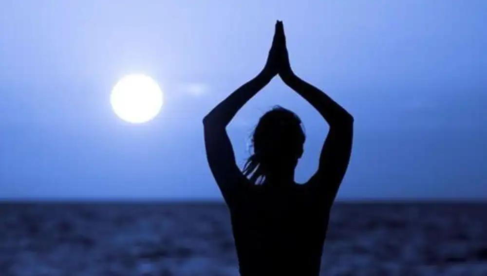 ¿Sabías que además del conocido Saludo al Sol existe otra secuencia de yoga dedicada a saludar a la Luna?