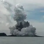Erupción del volcán submarino Hunga Tonga-Hunga Ha&#39;apai, en Tonga 16/01/2022