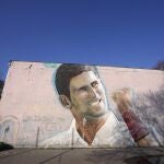 Un mural en Serbia de apoyo a Djokovic