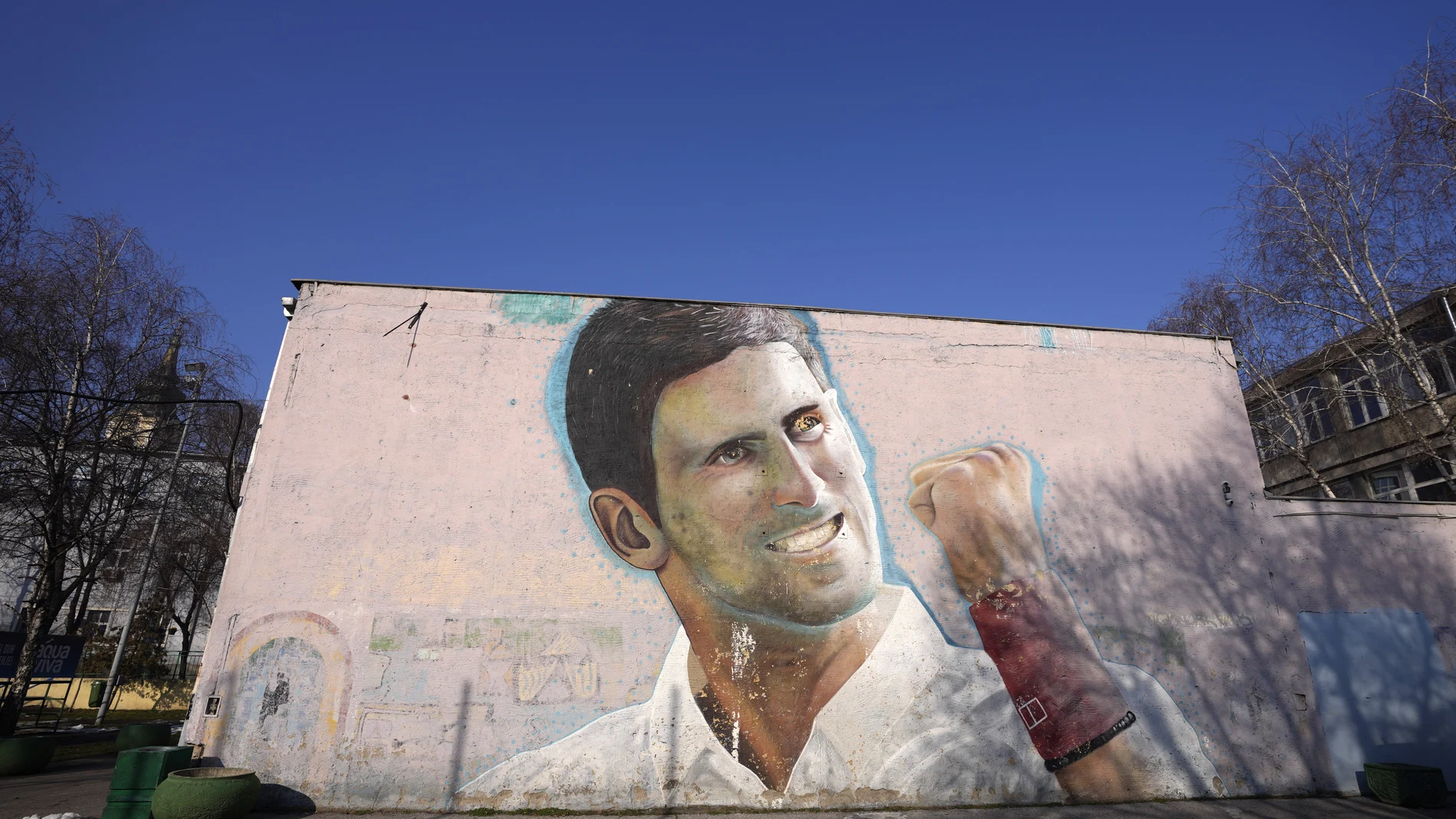 Un mural en Serbia de apoyo a Djokovic