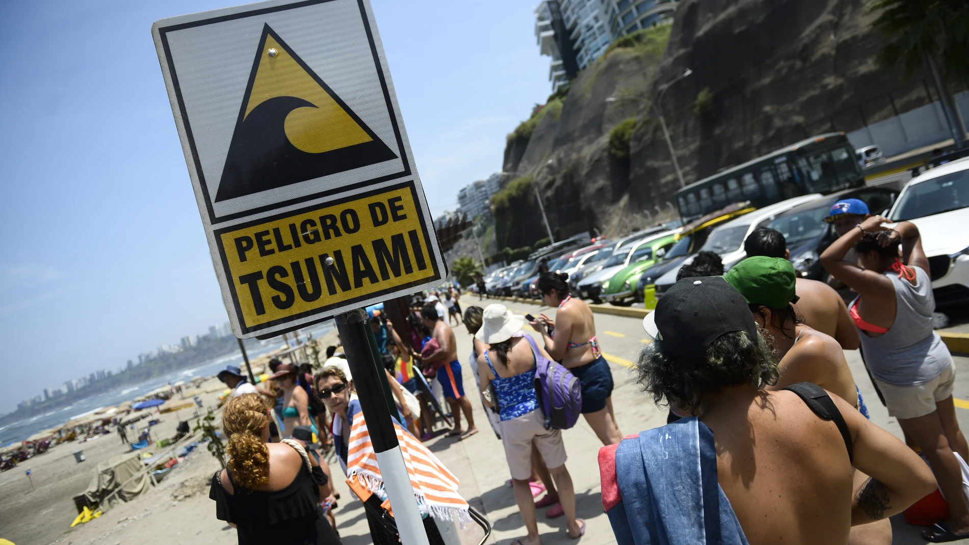 Cartel de aviso de tsunami en una playa de Lima, Perú