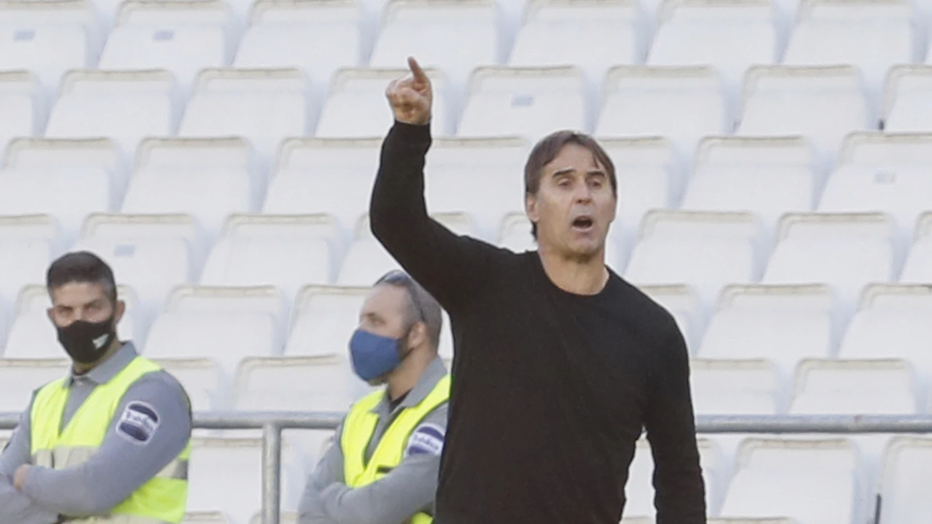 El entrenador del Sevilla Julen Lopetegui. Cómo y quién le prepara la ropa ha sido tema de conversación machista en la Cope