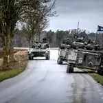 El Ejército sueco patrulla una carretera cercana a Visby, la capital de Gotland