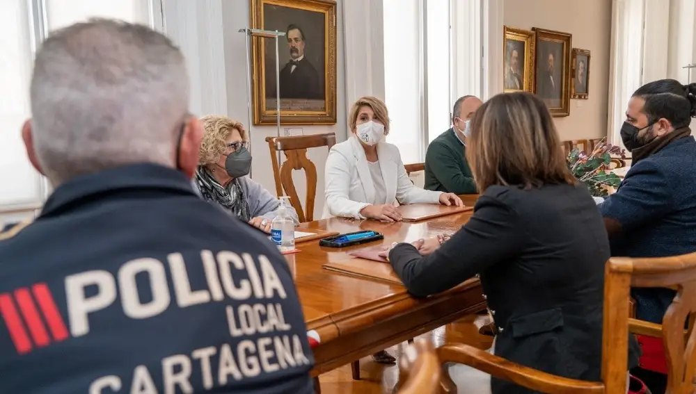 Reunión entre Ayuntamiento, Policía Local y la empresa que da el servicio de teleasistencia en Cartagena