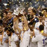 Los jugadores del Real Madrid levantan el trofeo de la Supercopa