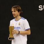 Luka Modric posa con el trofeo MVP de la final de la Supercopa de España
