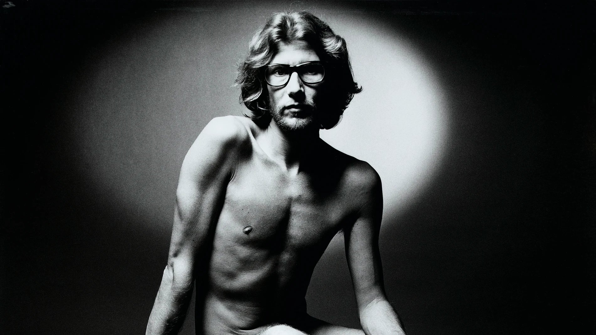 Imagen icónica de Jeanloup Sieff a Yves Saint Laurent, en 1971, en la que se eleva al modisto al estatus de divinidad