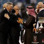 El entrenador del Real Madrid, Carlo Ancelotti, y su presidente, Florentino Pérez, se abrazan tras la victoria de los suyos en la final de la Supercopa de España ante el Athletic