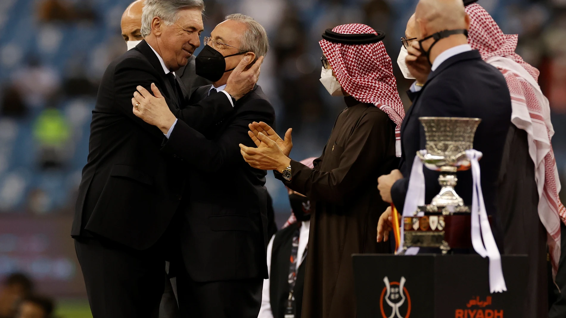 El entrenador del Real Madrid, Carlo Ancelotti, y su presidente, Florentino Pérez, se abrazan tras la victoria de los suyos en la final de la Supercopa de España ante el Athletic