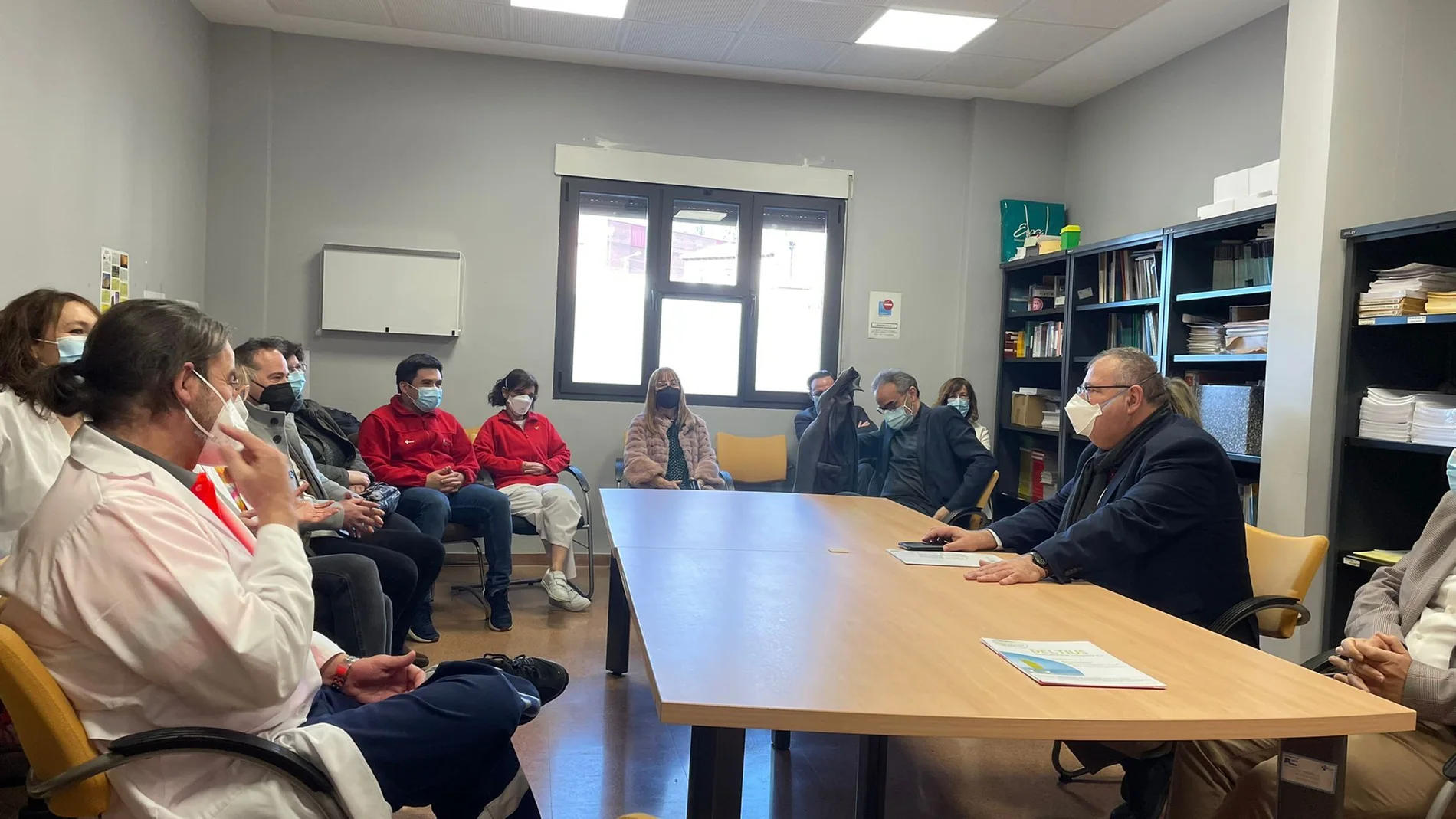 El consejero de Sanidad, Alejandro Vázquez, se reúne con trabajadores del Centro de Salud de Portillo, en Valladolid