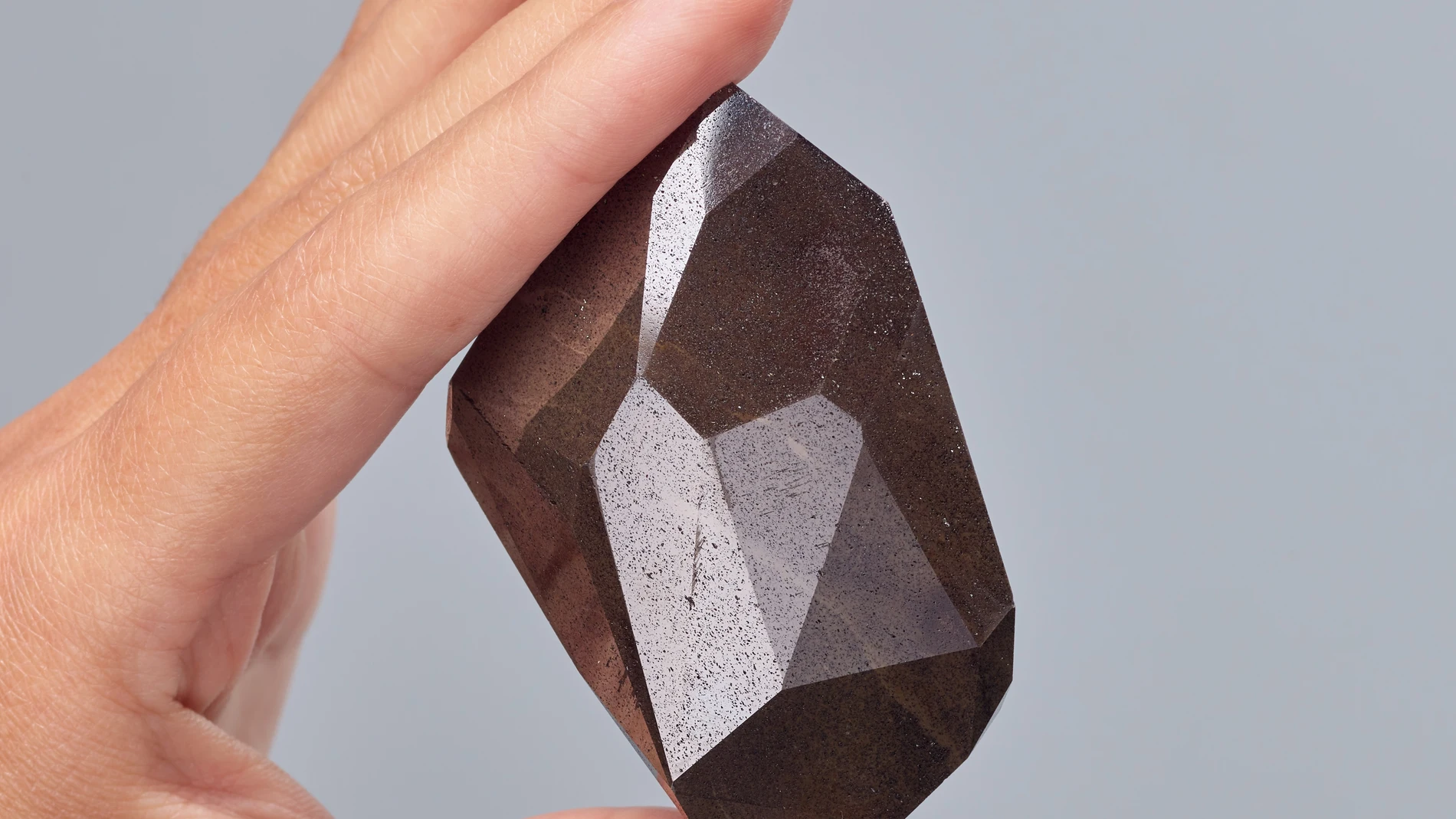 Fotografía promocional cedida por la casa de subastas Sotheby's donde se aprecia el diamante "Enigma", el mayor diamante negro facetado en entrar en una subasta | Fuente: EFE/Sotheby's