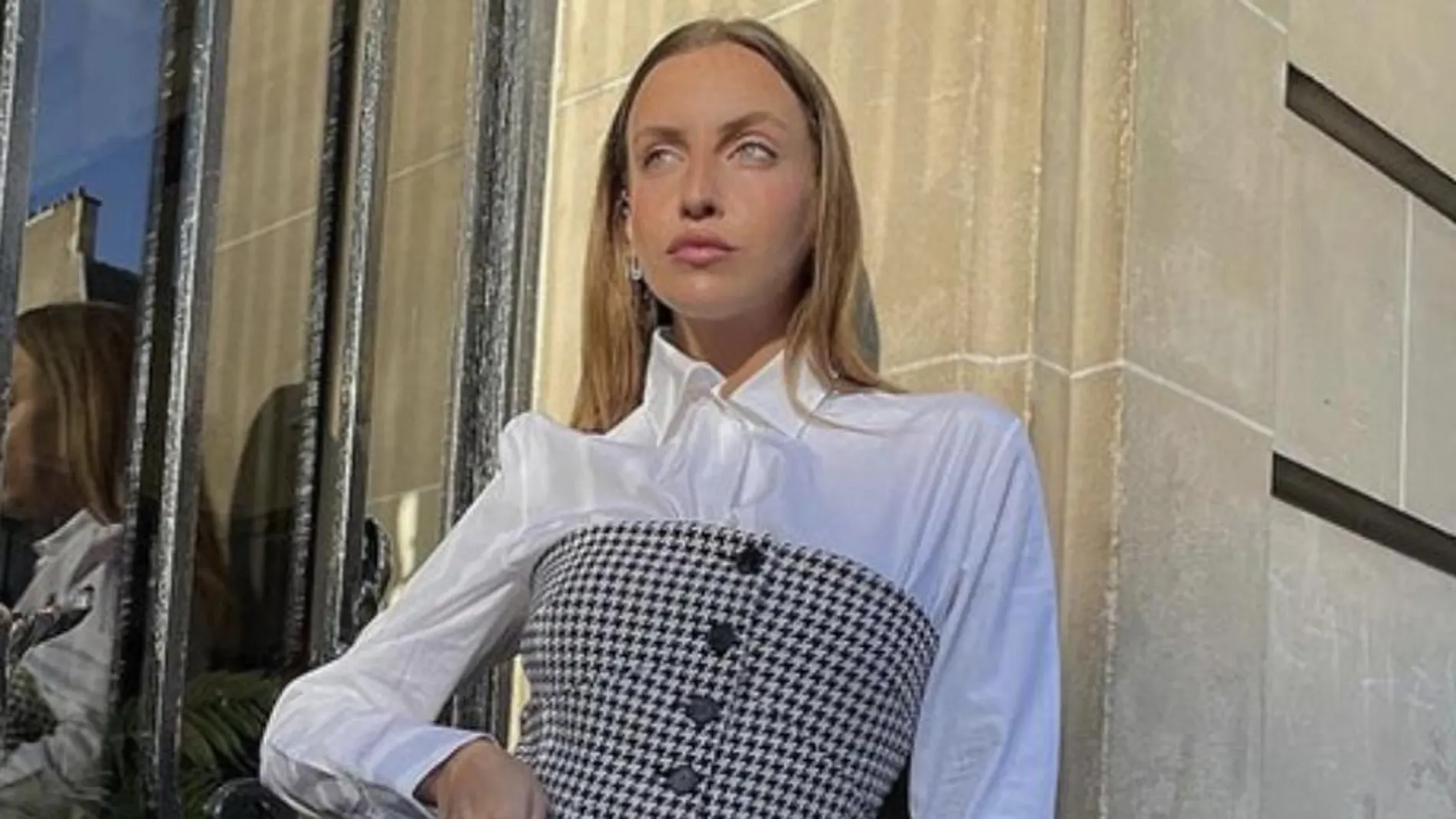 Carla Ginola apuesta por un look parisino sin olvidar el corsé.