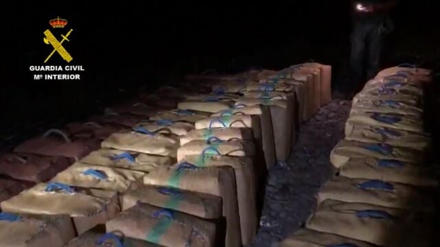 Fardos de hachís intervenidos por la Guardia Civil en la playa de Los Escullos, en Almería