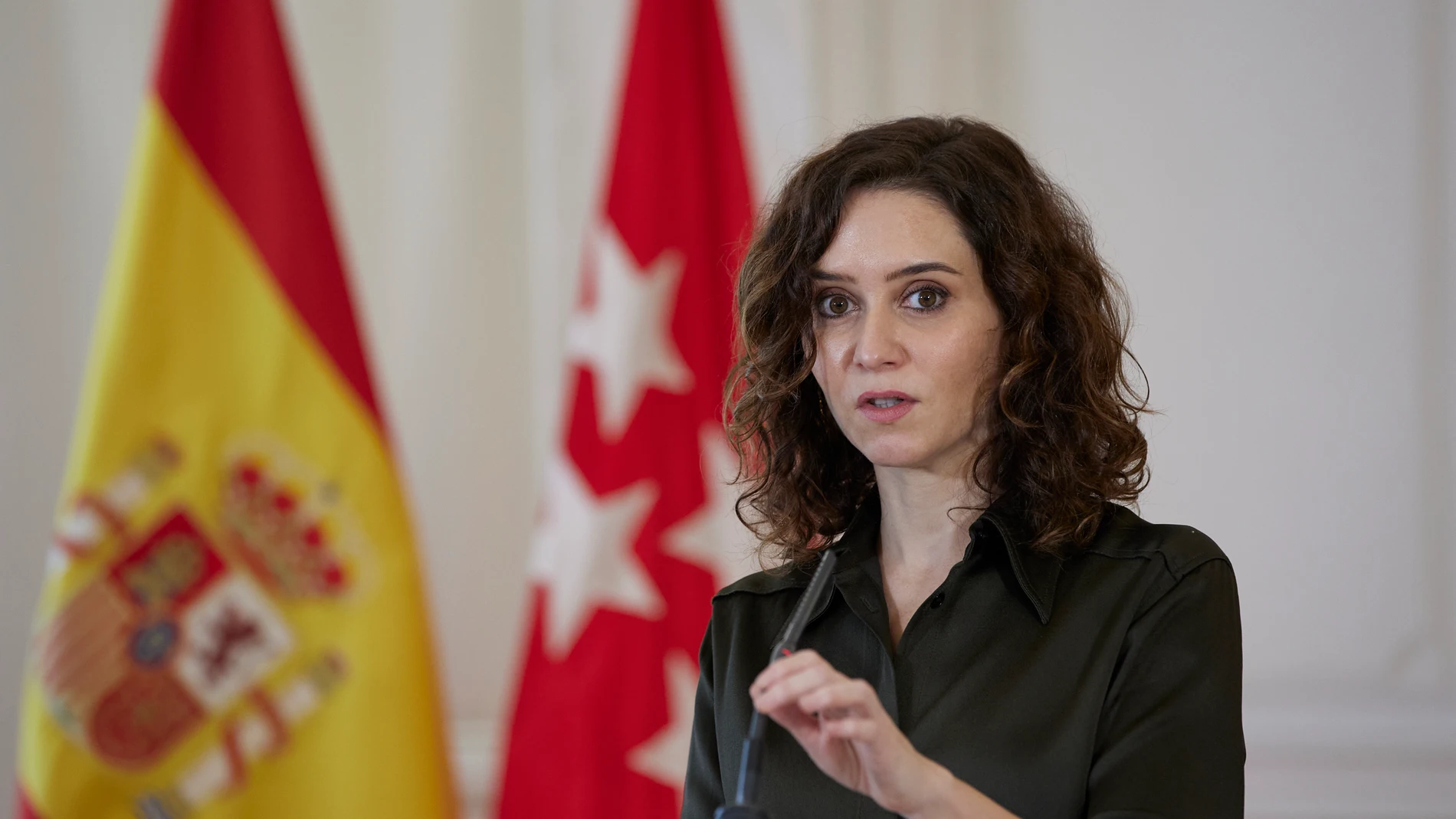 La presidenta de la Comunidad de Madrid, Isabel Díaz Ayuso, interviene en el acto donde ha recibido el galardón 'Recicla la Noche', en la Real Casa de Correos