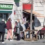 Varias personas guardan cola ante una farmacia del barrio del Guinardó de Barcelona, que vende y realiza test de antígenos