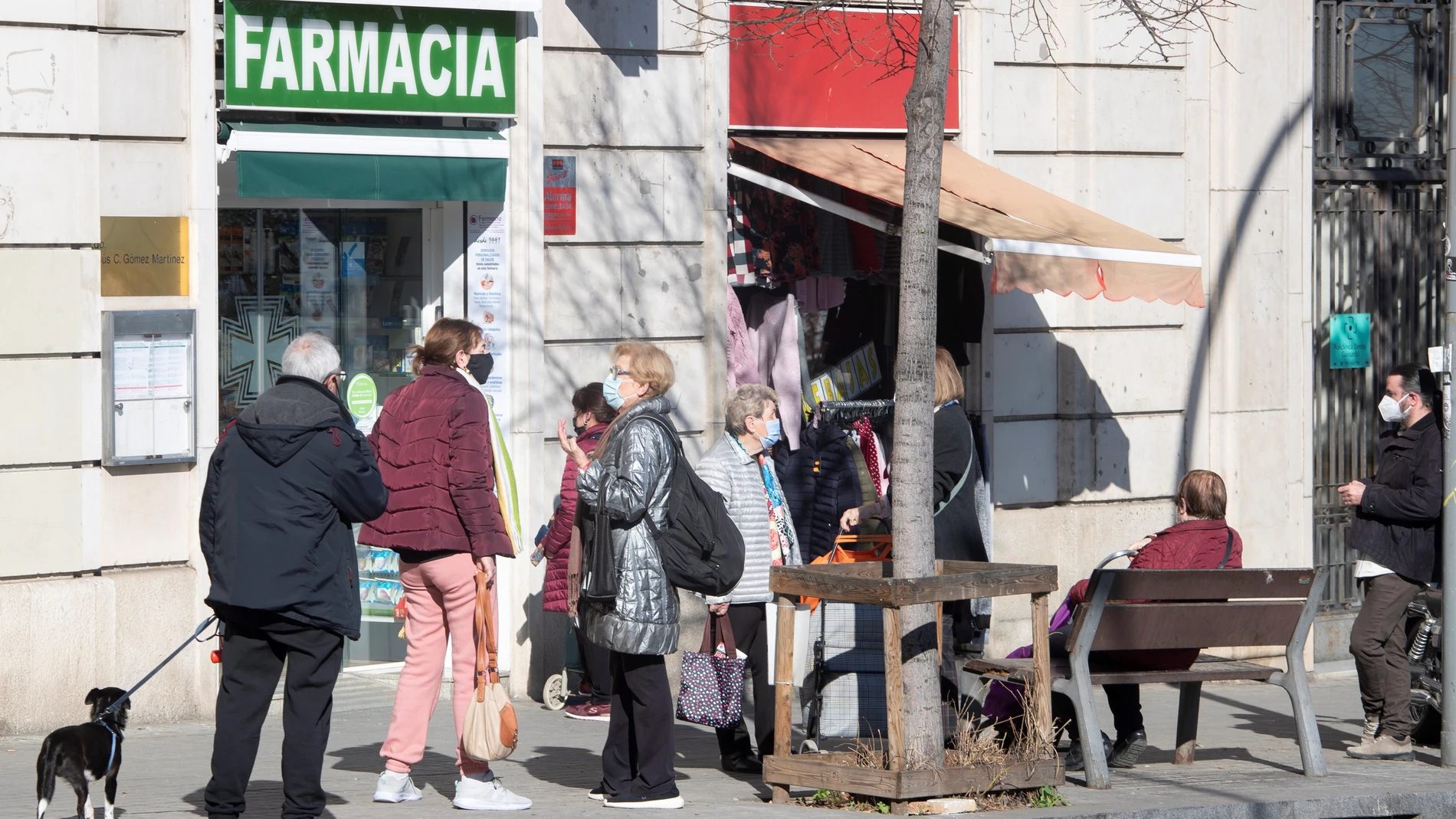 Varias personas guardan cola ante una farmacia del barrio del Guinardó de Barcelona, que vende y realiza test de antígenos
