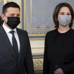 El presidente ucraniano Volodimir Zelensky, a la izquierda, y la ministra de Asuntos Exteriores alemana Annalena Baerbock posan durante su reunión en Kiev, Ucrania