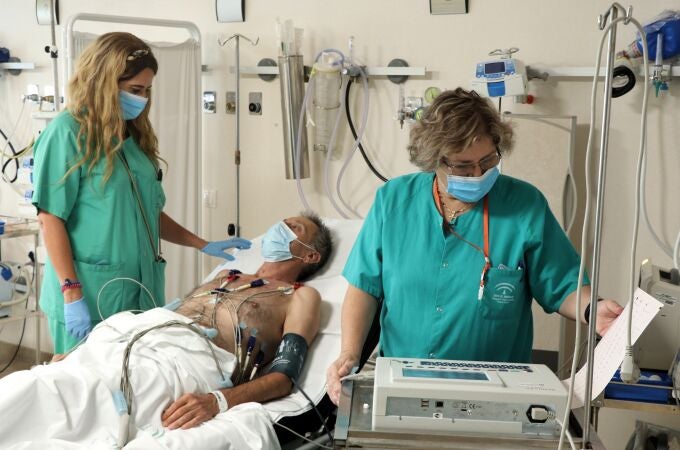 Profesionales sanitarias atienden a un paciente en Urgencias del Hospital Reina Sofía de Córdoba. JUNTA DE ANDALUCÍA