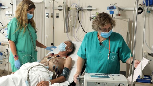 Profesionales sanitarias atienden a un paciente en Urgencias del Hospital Reina Sofía de Córdoba. JUNTA DE ANDALUCÍA