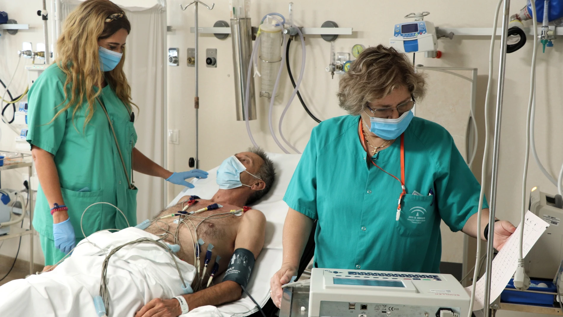 Profesionales sanitarias atienden a un paciente en Urgencias del Hospital Reina Sofía de Córdoba. JUNTA DE ANDALUCÍA 17/01/2022