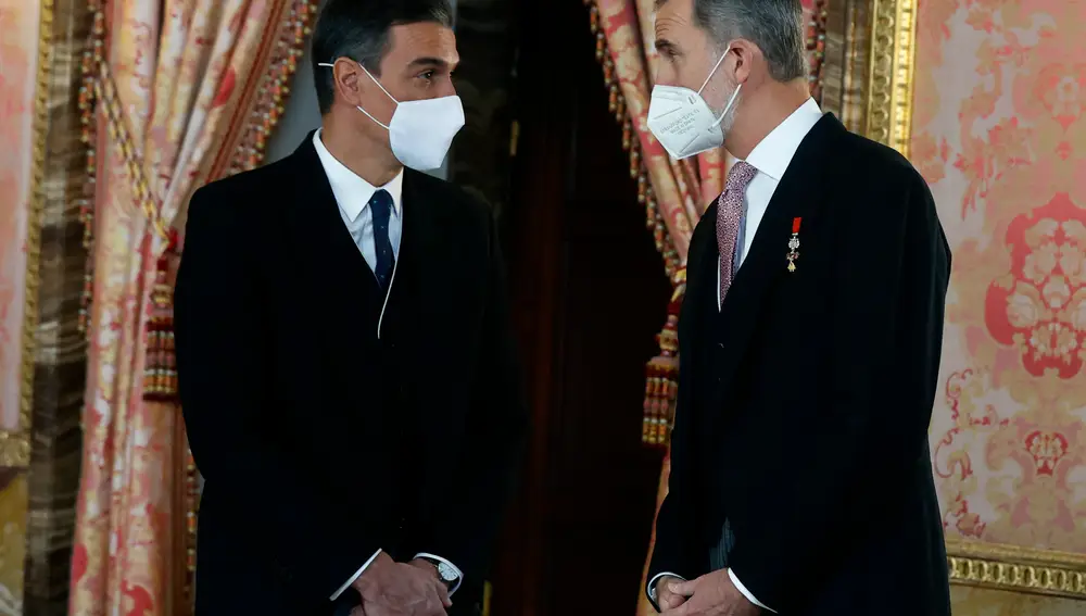 El Rey Felipe VI y el presidente del Gobierno, Pedro Sánchez, en Zarzuela