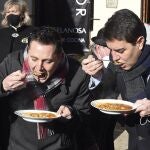 El alcalde de Burgos, Daniel de la Rosa, y el consejero de la Presidencia, Ángel Ibáñez, degustan un plato de titos