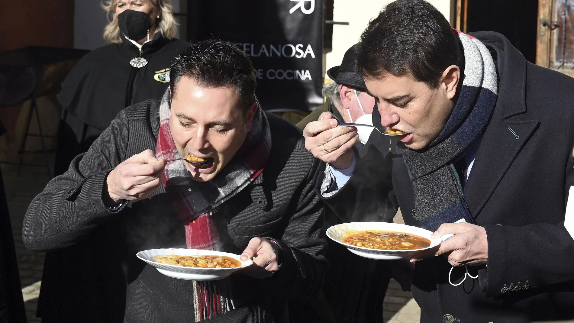 El alcalde de Burgos, Daniel de la Rosa, y el consejero de la Presidencia, Ángel Ibáñez, degustan un plato de titos