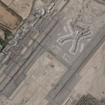 Una imagen de satélite muestra el aeropuerto de Abu Dabi donde se sospecha que un ataque drones ha sido el origen de un incendio en una zona industrial