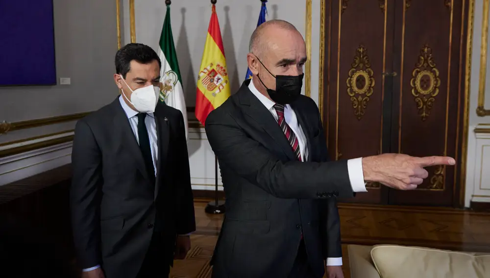 El presidente de la Junta, Juanma Moreno, (i) recibe al recién nombrado alcalde de Sevilla, Antonio Muñoz, (d) en el Palacio de San Telmo. Joaquín Corchero / Europa Press