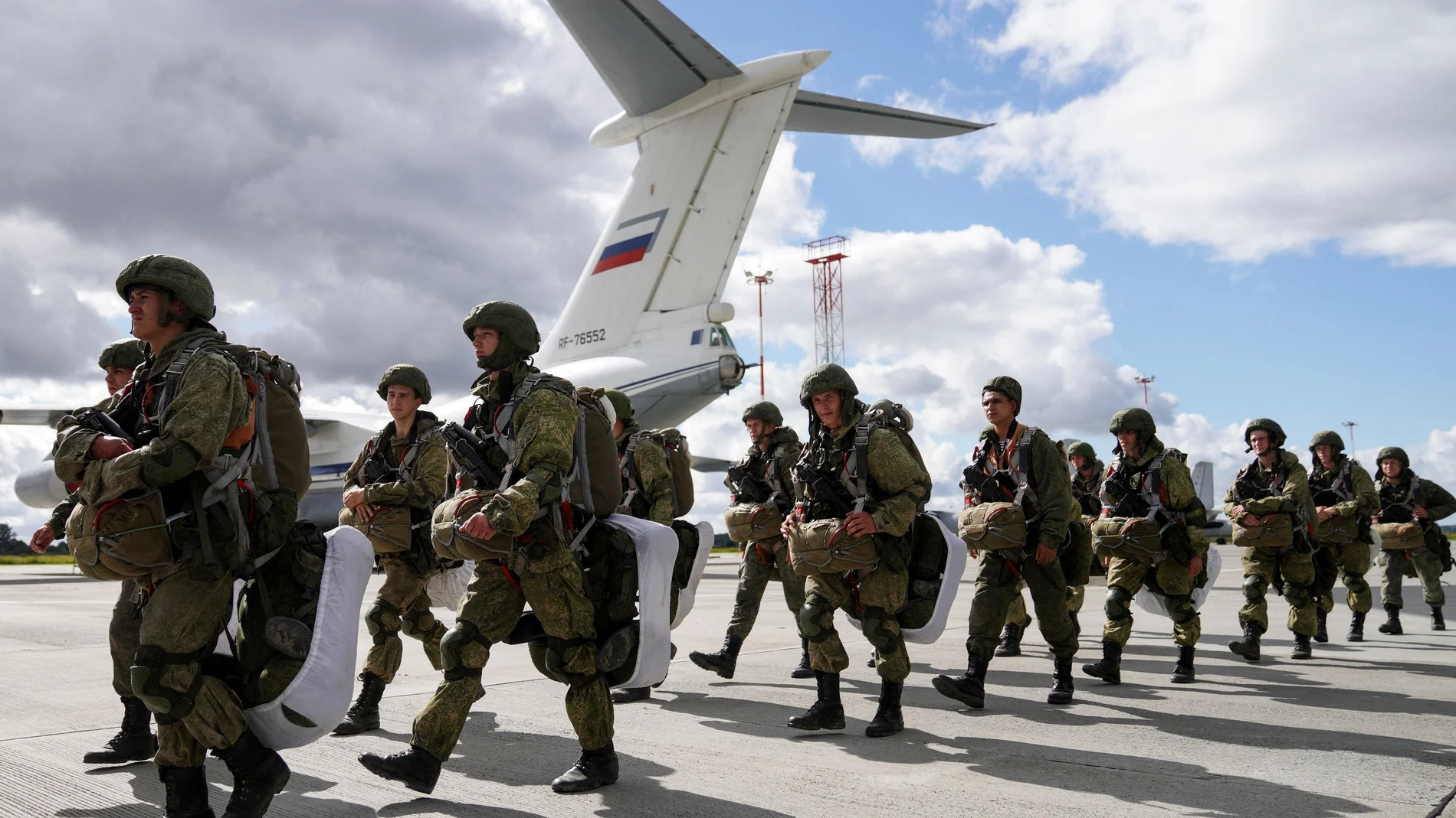 Paracaidistas rusos a su llegada a Bielorrusia para participar en ejercicios militares