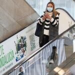 Una joven baja las escaleras de la estación de metro de San Bernardo en Sevilla, cuando se ha presentado la nueva Tarjeta Joven de Transporte que pone en marcha la Consejería de Fomento, Infraestructuras y Ordenación del Territorio de Andalucía. EFE/José Manuel Vidal