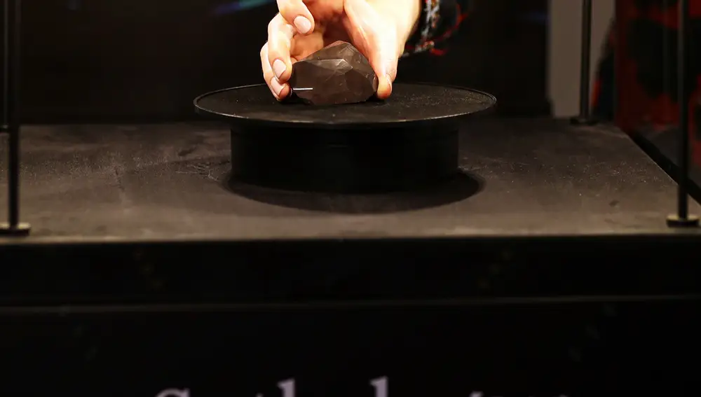 Un empleado de Sotheby's Dubái presenta 'Enigma', una de las maravillas más raras conocidas por la humanidad por su tamaño y rareza | Fuente: EFE/EPA/ALI HAIDER