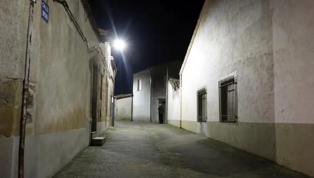 En la localidad salmantina de Arcediano, una mujer convive durante semanas con el cadáver de su hermana gemela. En la imagen la guardia civil en la calle de la vivienda