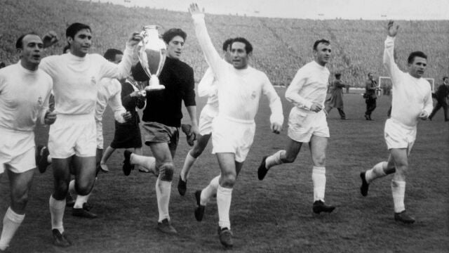 Los jugadores del Real Madrd, Alfredo Di Stefano, Marquitos, Dominguez, Francisco Gento, Jose Santamaria y Ferenc Puskas celebran la Copa de Europa ganada al Eintracht de Frankfurt