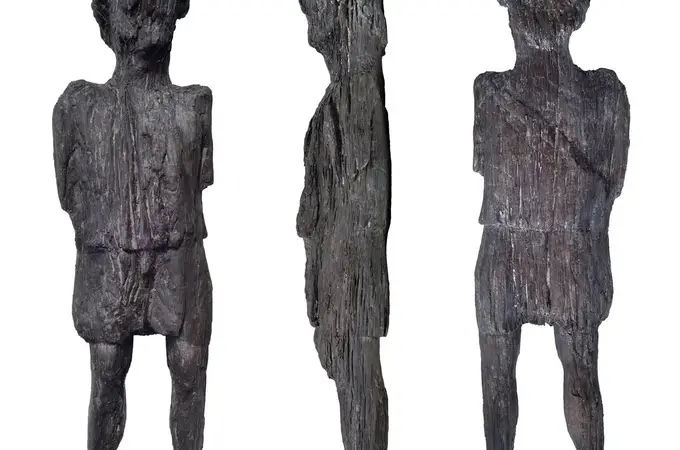 Desentierran en Inglaterra una extraña figura romana de madera