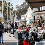 Malagueños, turistas y visitantes llenan las calles de Málaga