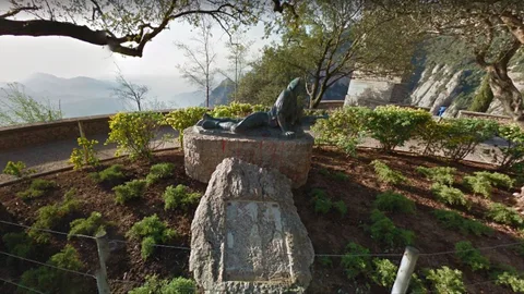 En primer término, la piedra donde estaba la placa retirada primero y, detrás, el requeté en bronce que se encontraba delante de la cripta de Montserrat