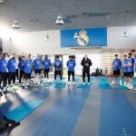 La primera plantilla y el cuerpo técnico del Real Madrid de fútbol guardaron un emotivo minuto de silencio antes de comenzar el entrenamiento en memoria de Paco Gento