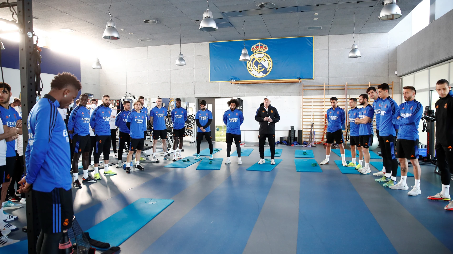 La primera plantilla y el cuerpo técnico del Real Madrid de fútbol guardaron un emotivo minuto de silencio antes de comenzar el entrenamiento en memoria de Paco Gento