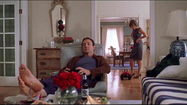 La "crisis de la mediana edad" es un tema recurrente del cine. El descontento con su vida, suele empujar al personaje a dar un cambio drástico en su vida | Fuente: Fotograma de la película `American Beauty´