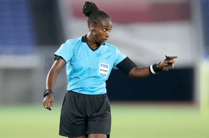 La ruandesa Mukansanga, primera mujer en arbitrar un partido de la Copa de África