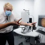 El primer ministro británico, Boris Johnson, gesticula durante una visita al Finchley Memorial Hospital, al norte de Londres