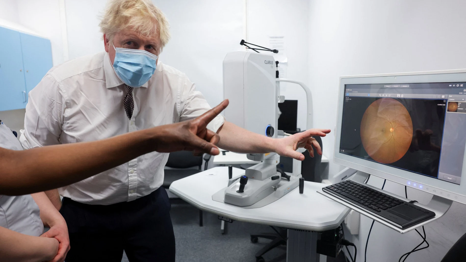 El primer ministro británico, Boris Johnson, gesticula durante una visita al Finchley Memorial Hospital, al norte de Londres