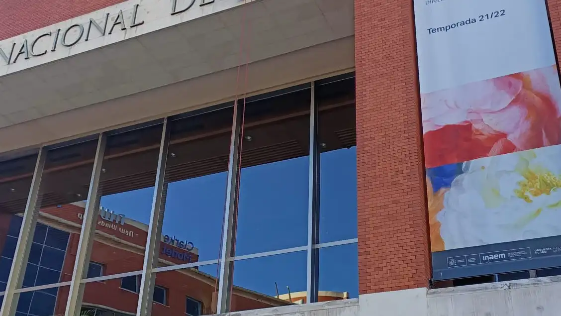 Un operario instala la nueva tilde en "música"