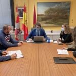 El consejero de Fomento y Medio Ambiente de Castilla y León, Juan Carlos Suárez-Quiñones, y la delegada de la Junta en León, Esther Muñoz, se reúnen con miembros del colectivo Cabrera Despierta para analizar el impacto de la instalación de parques eólicos en el patrimonio natural y arqueológico
