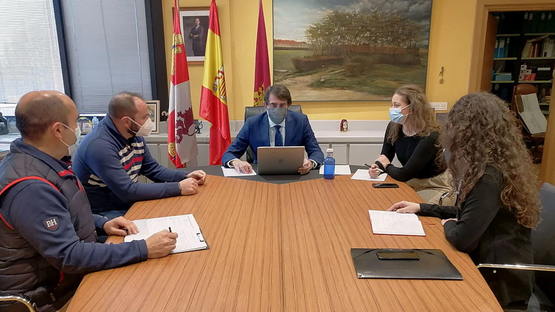 El consejero de Fomento y Medio Ambiente de Castilla y León, Juan Carlos Suárez-Quiñones, y la delegada de la Junta en León, Esther Muñoz, se reúnen con miembros del colectivo Cabrera Despierta para analizar el impacto de la instalación de parques eólicos en el patrimonio natural y arqueológico