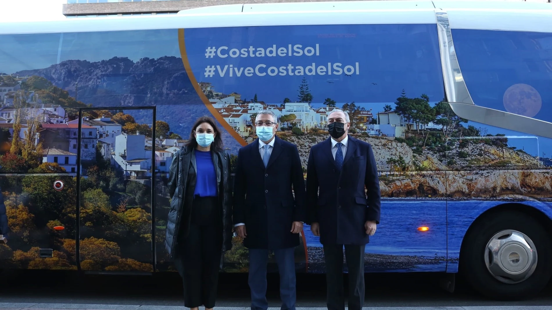 El presidente de Turismo Costa del Sol, Francisco Salado, posa junto a la consejera delegada de Turismo Costa del Sol, Margarita del Cid, frente a uno de los autobuses con vinilos que promocionarán el destino en Madrid